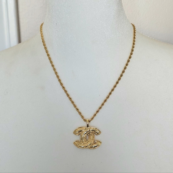 CHANEL Gold Pendant on 18" Chain - Picture 6 of 6